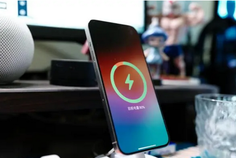 高碑店苹果15换屏服务分享用什么充电器给iPhone15充电更好 